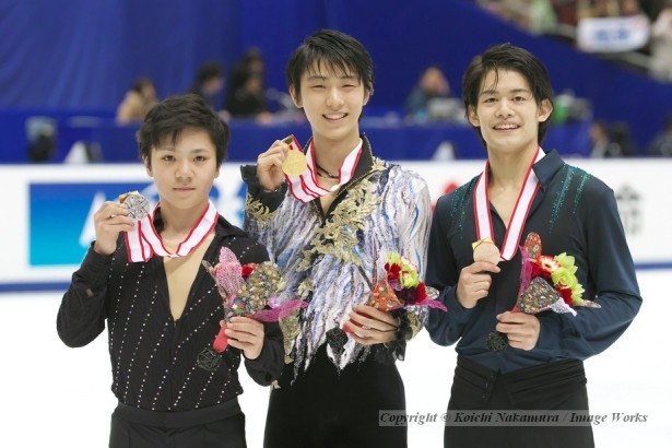 全日本選手権(2014年12月)の表彰式。初めて表彰台に立った宇野昌磨。羽生結弦と並んで撮影に臨んだ