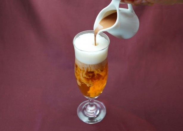 【写真を見る】「ココア ビール」(650円)は、コクのあるビールにカカオの香ばしさが加わった新感覚のおいしさ！別添えのココアを注ぐと、ビールの泡がシュワっと泡立つ