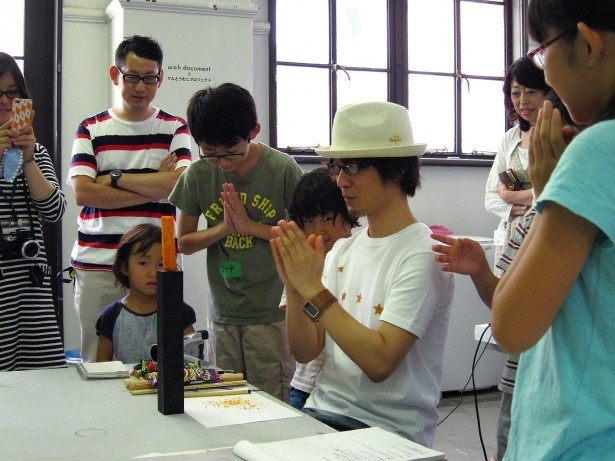 2011年に京都芸術センターで開催されたグループ展 「sweet memory」でのワークショップの様子