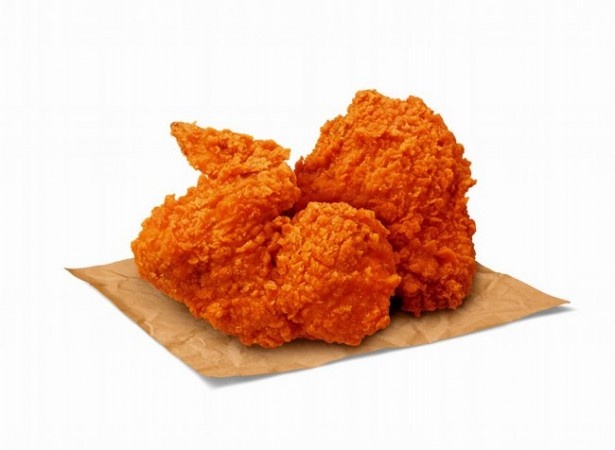 【写真を見る】季節限定メニューの人気ナンバーワンの「レッドホットチキン 2ピースセット」(620円)、「4ピース食べくらべパック」(1150円)、「6ピース食べくらべパック」(1590円)も同時発売