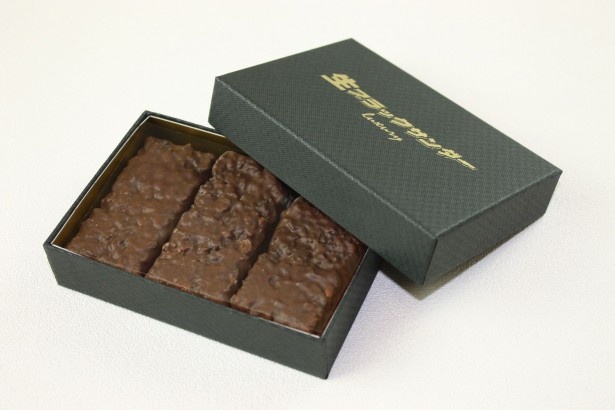 生チョコを使用した「生ブラックサンダーラグジュアリー」(税抜800円、1日30個限定)