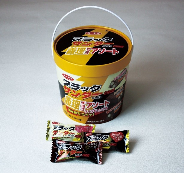 3種類のブラックサンダーが入った「ブラックサンダーミニバー義理チョコアソート」(税抜900円)
