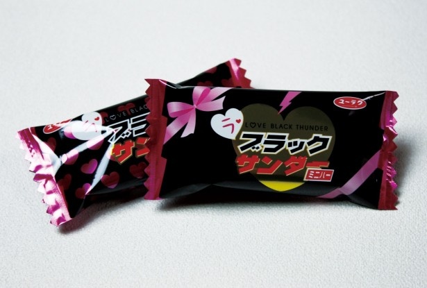 ハートがかわいらしい、バレンタイン限定パッケージの「ラ・ブラックサンダーミニバー」(税抜700円)