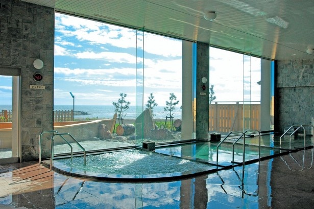 みついし昆布温泉 蔵三の浴場の大きな窓からは青々とした海と空を一度に眺められる