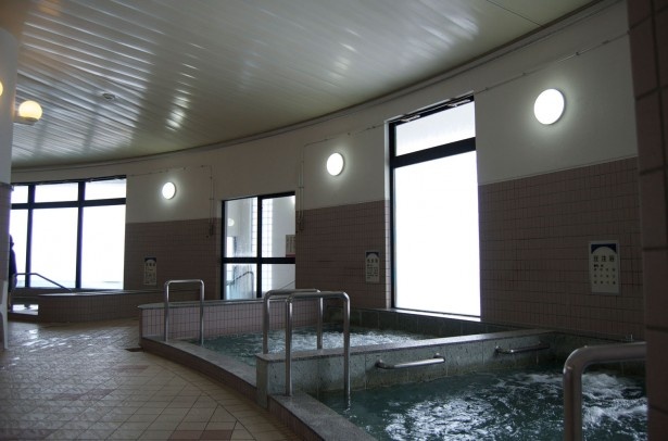 しょさんべつ温泉 ホテル岬の開放感ある大浴場は、窓から日本海や利尻富士を望める