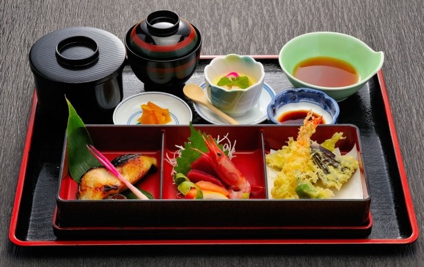 お刺身、天ぷら、焼物など懐石風の「緑の詩弁当」(1100円)は人気メニューの一つ