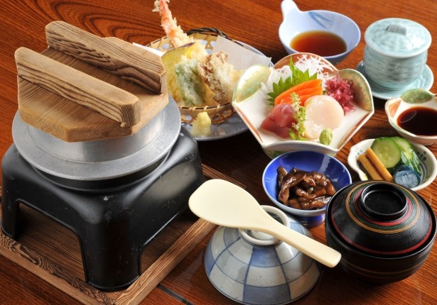 「釜飯セット」(1730円)は刺身や天ぷら、茶碗蒸しなども付く人気のメニュー
