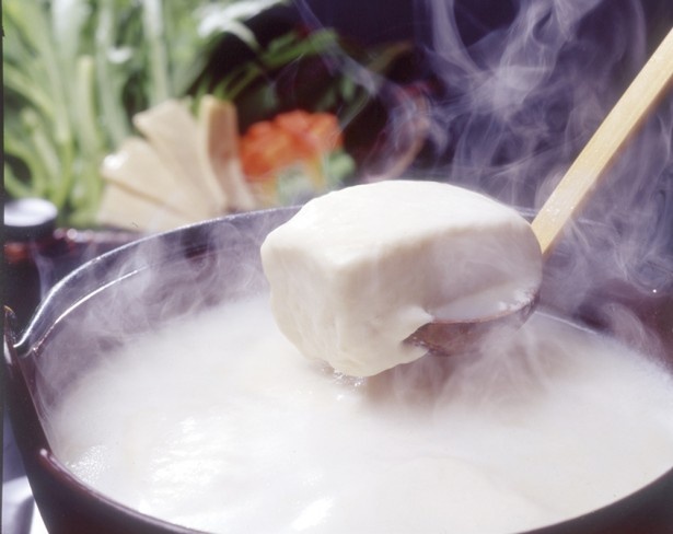 温泉上がりの身体には、「お食事処 棗(なつめ)」で九州産の旬菜を調理した体に優しいメニューを