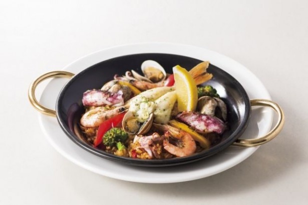 【写真を見る】パエリアが一人でも楽しめる！「具だくさんの魚介パエリア」(1077円)は“おひとり様”サイズで提供