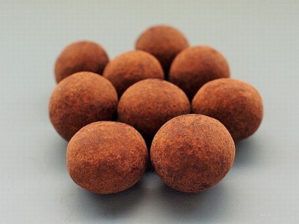 マカダミアナッツを贅沢に1粒使用。口に含むと、滑らかで上品な甘さのチョコレートとナッツの風味が広がり、1粒でも満足できる深い味わいだ