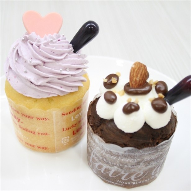 十勝Sweetsベリーファームの「十勝ベリーのカップケーキ」は好みでハスカップソースをかけて食べて
