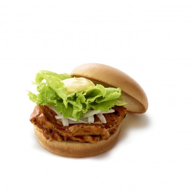 【写真を見る】焼き鳥を連想させる、コクのある甘い醤油ダレの和風バーガー｢テリヤキチキンバーガー｣(340円)。シャキシャキのレタス、マヨネーズがアクセント