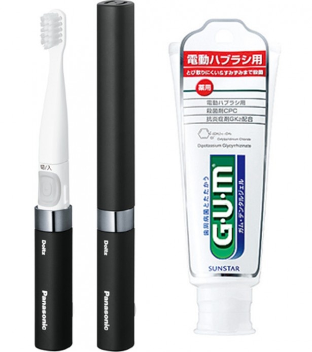 携帯性抜群の「ポケットドルツ」(写真左/EW-DS18)と、振動で飛び散りにくいジェルタイプがおすすめの歯磨き剤(同右/サンスター社「G・U・M」)