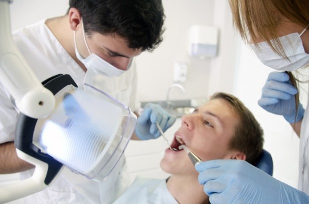 エルバ製の歯ブラシは安価で種類豊富。スウェーデンでは定期的に歯科を受診し、病気を起こす原因となるバイオフィルム(構造体)を除去する人が多いのも虫歯が少ない要因なのだそう