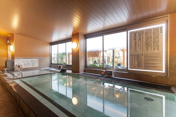 RAKUSPA 鶴見(神奈川・鶴見)の「炭酸の湯」。さらに珍しい炭酸の水風呂もあり、高濃度の炭酸浴を満喫できる