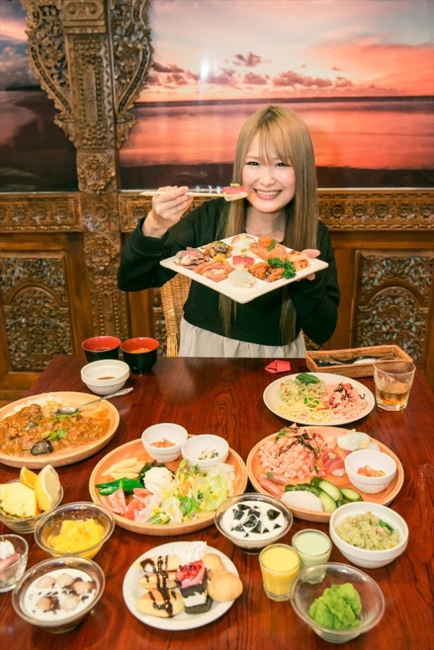 バリ風天然温泉 スパ・リブール ヨコハマ(神奈川・網島駅)のランチブッフェを目の前にして笑顔になるギャル曽根