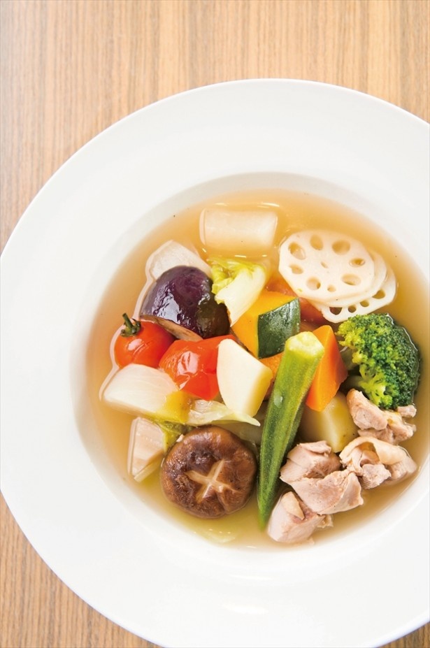 タイムズ スパ ・レスタ(東京・東池袋駅)の「季節野菜のポトフ」(980円)には根菜がたっぷり入っている