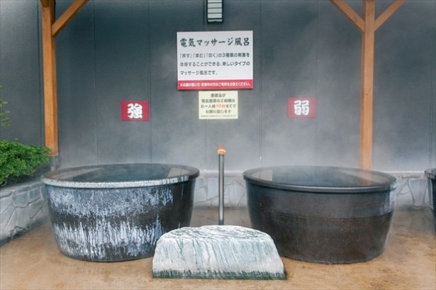 小江戸はつかり温泉(埼玉・南古谷駅)の電気つぼ湯では、3パターンのリズムで体の各所をもみほぐしてくれる