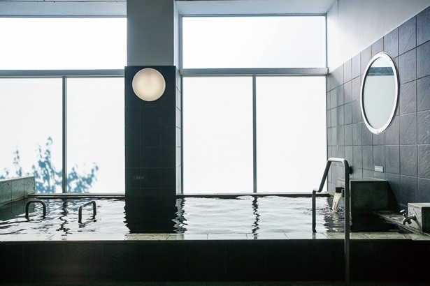戸越銀座温泉(東京・戸越駅)の“月の湯”の内湯は、天然黒湯温泉を使用している