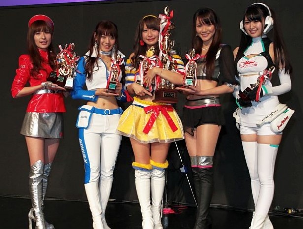 世界最大級のカスタムカーの祭典「東京オートサロン2015 with NAPAC」で行なわれた「日本レースクイーン大賞2014」授賞式