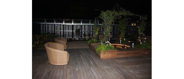 夜の屋上庭園は夕涼みにぴったり