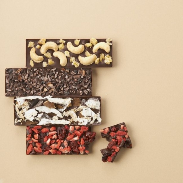 トシ ヨロイヅカの「ECUADOR Yoroizuka Farm Chocolat」(1個750円) 。ローストしたカカオ豆やドライベリーをトッピング ※1月22日(木)から販売