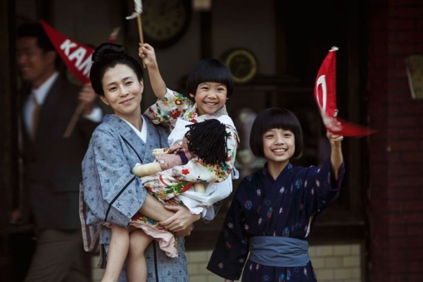 共演者の坂井真紀は、永瀬演じる近藤兵太郎を支える妻という役どころ。鬼監督と呼ばれた近藤のよき理解者
