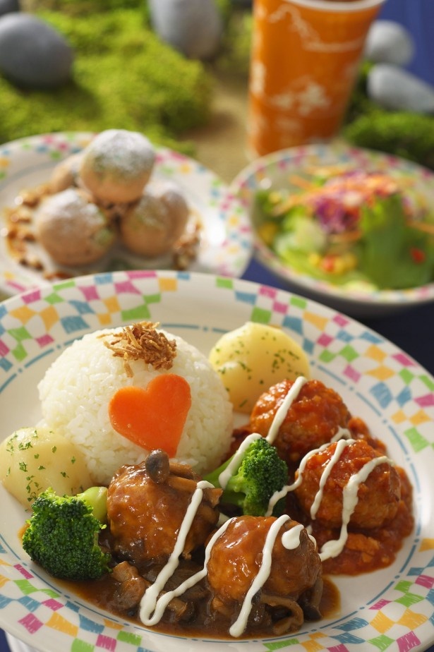グランマ・サラのキッチンの「スペシャルセット」(1520円)は、谷に住むトロールたちをイメージ。ミートボールのトマトソース＆デミグラスソース、バターライス添えなど