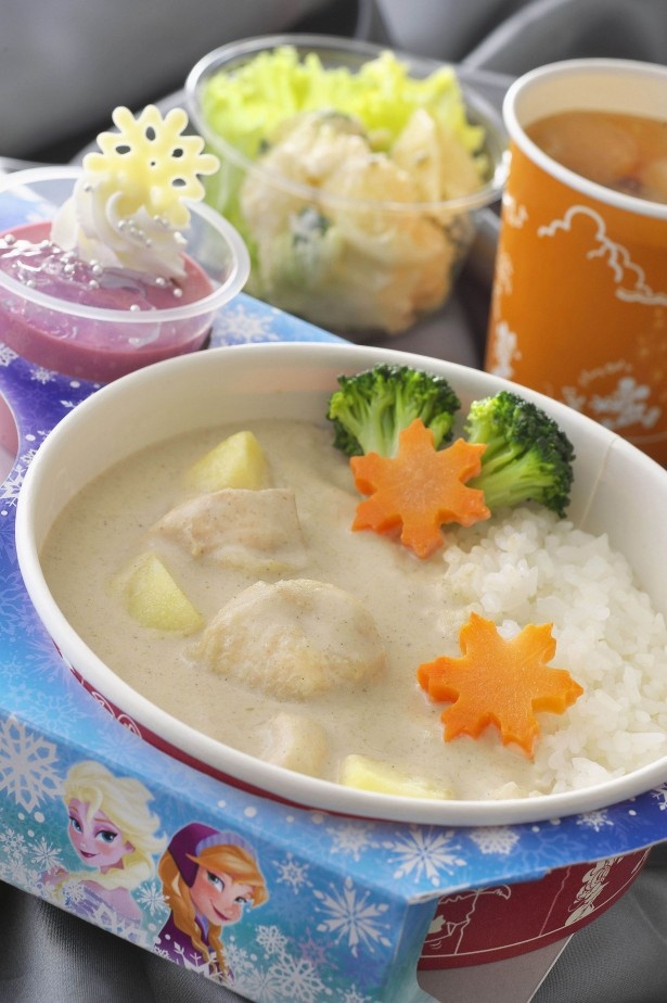 プラザ・レストランの「スペシャルセット」(1380円)は、期間限定のデザイントレーに入って提供される。チキンのホワイトカレーボウルやサラダ、カシスムースなど