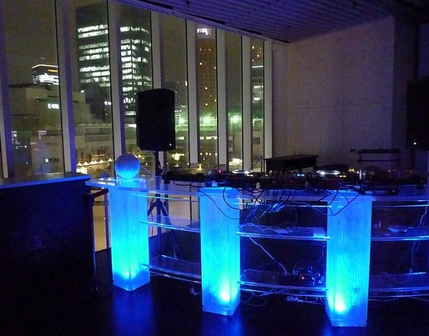 金曜日と土曜日の20時からは、DJによるパフォーマンスが行われる