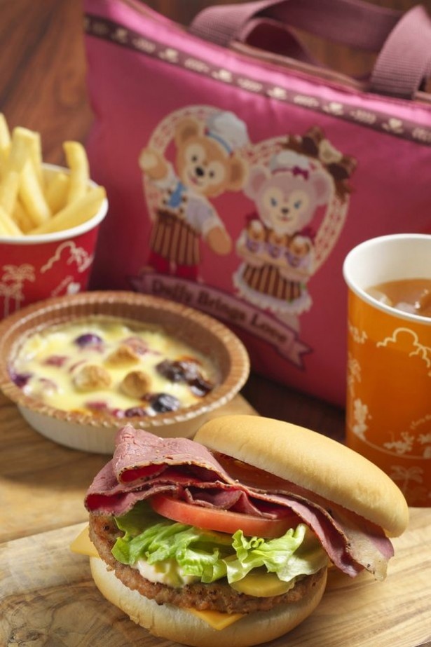 パストラミ＆ビーフパティバーガーやフルーツグラタンがセットになった「ブルーリボンセット、スーベニアランチケース付き」(1980円)