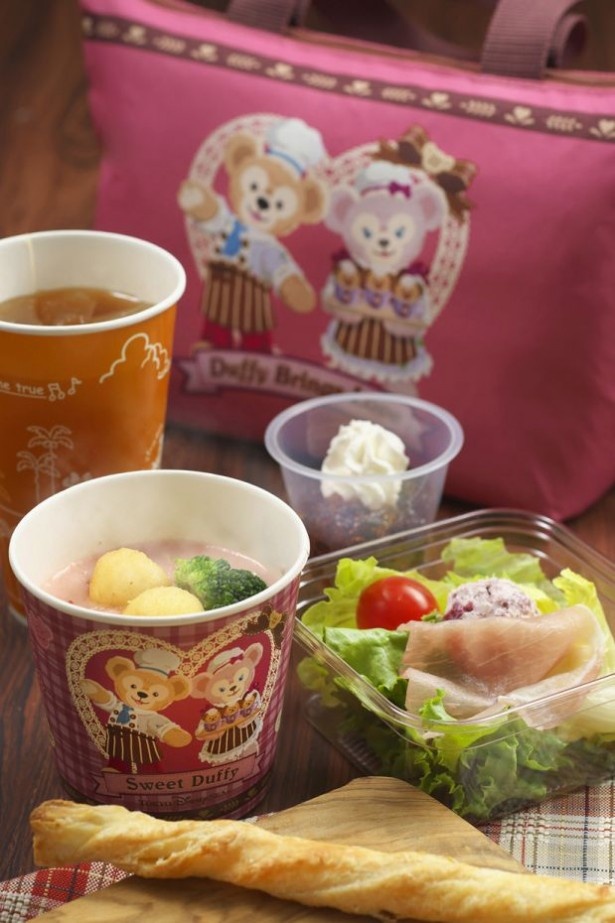 「ニューヨーク・デリのおすすめセット、スーベニアランチケース付き」(1980円)は、シチューのカップにも「スウィート・ダッフィー」の限定デザインが施されている