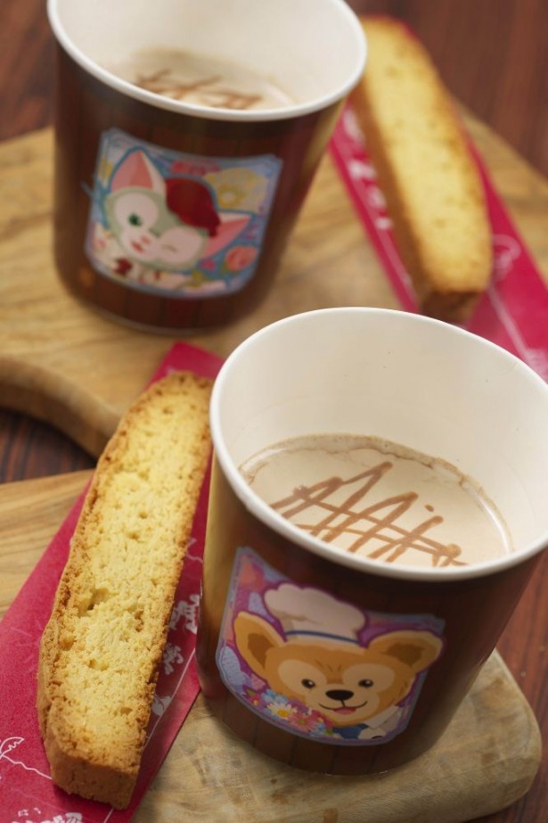 「イタリアンホットチョコレートドリンク」(480円)のカップには、ダッフィーに加えジェラトーニも登場！
