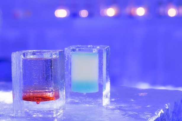 氷のグラスで飲むカクテルの味はまた格別