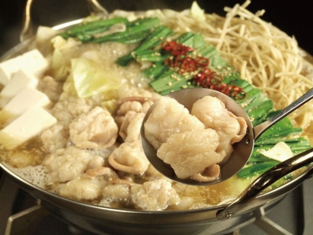 5種類の味噌を合わせた「もつ鍋 こばやし」のスープは、コクがあり、モツと野菜にしっかりなじむ(写真は2人前)。締めのチーズリゾットは一押し