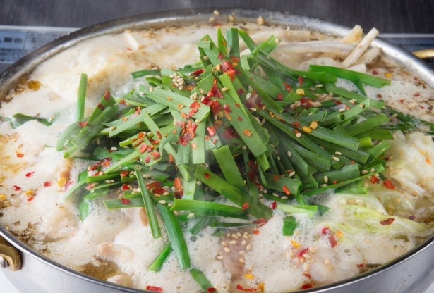 モツは熊本産、野菜は九州産と素材にもこだわった「牛もつ鍋 おおいし」のモツ鍋(写真は3人前)。たっぷりかかったゴマの香りも食欲をそそる
