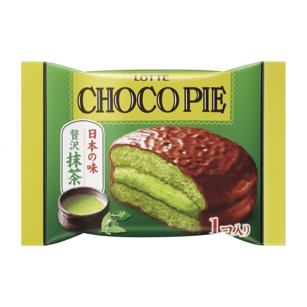 【写真を見る】クリームに練りこまれた白あんで、おいしささらにアップ！大人味の「チョコパイ(贅沢抹茶)個売り」(想定小売価格・税抜78円前後)