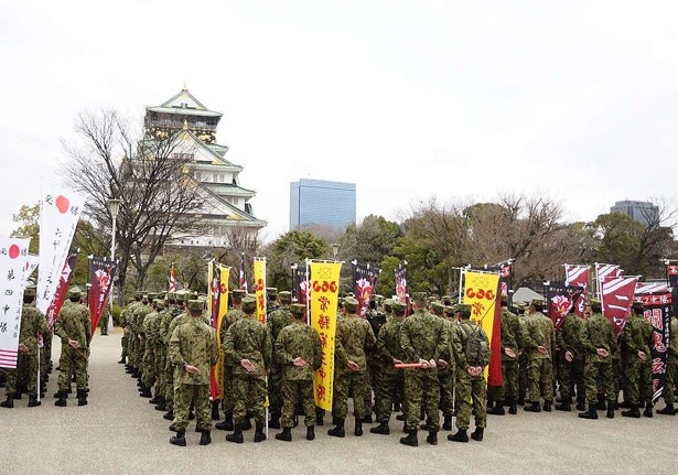 天守閣前で「常に強い部隊でなければならない。戦士たれ」と、近藤連隊  長の訓示を聞く隊員たち