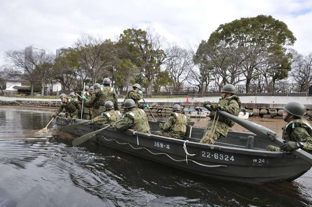 内濠では渡河ボートに乗った隊員たちが、水草などを引き上げる