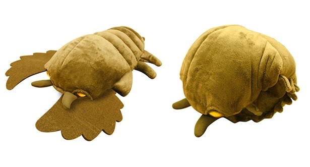 ゲーム中と同じように丸くなるギミックを再現した「MH クンチュウのぬいぐるみ」(税別4500円)