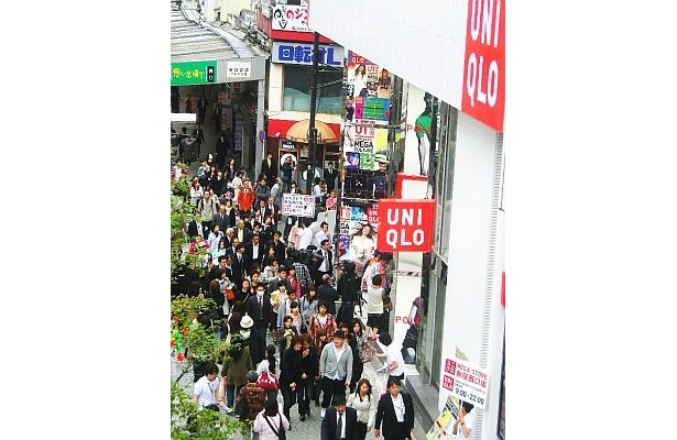 300人が行列！都内最大級「ユニクロ 新宿西口店」がオープン