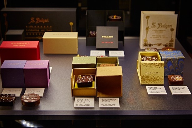 「リミテッド チョコレート・ジェムズ＆ボックス」の展示ブース。中央は1月31日(土)から販売する2015年バレンタイン商品の「ルイ・エ・レイ」（3500円、1月20日から販売予約開始）