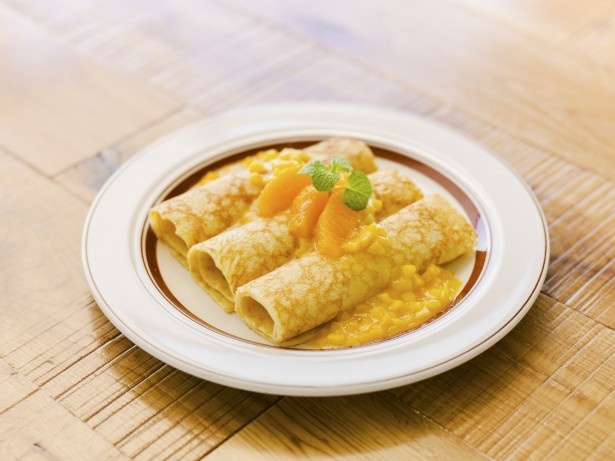 【写真を見る】見た目も味も爽やかな「オレンジとリリコイマンゴーソースのチョコレートクレープ」(1600円)。“リリコイ”とはパッションフルーツのことで、ハワイでの呼び名