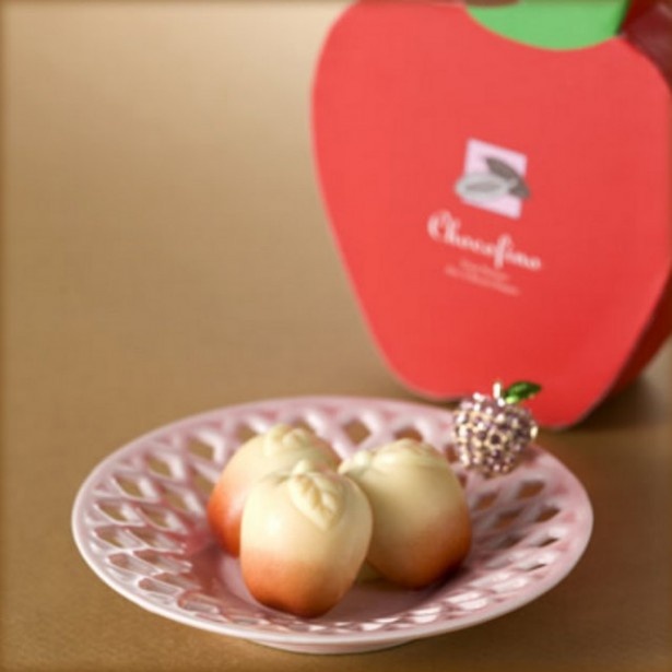 【写真を見る】チョコフィーノの「アップルチョコレート」(3888円)は、5個入りが3箱届く。チョコレートのみならず、包装もリンゴ型 ※申し込み期限：2月4日(水)