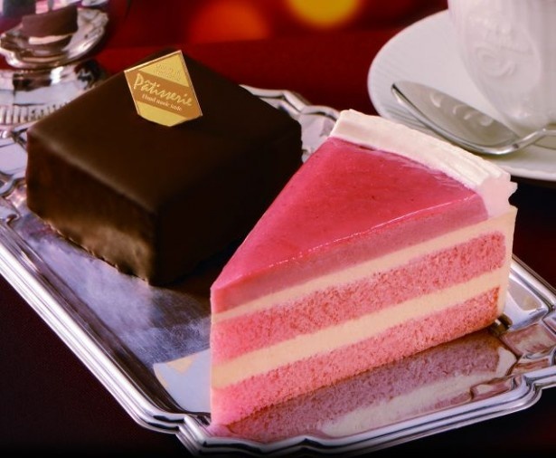 「ストロベリープディングケーキ」(単品390円、ドリンクセット600円)(手前)はプディングとケーキが一つになった新食感のデザート
