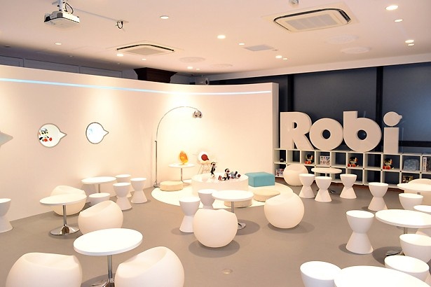 「ロビ」の部屋をイメージした近未来的な店内