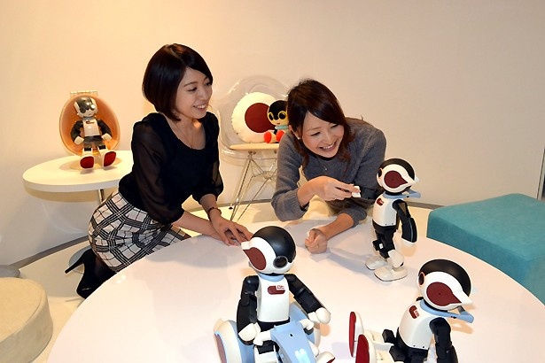 「ロビ」と握手することもできる