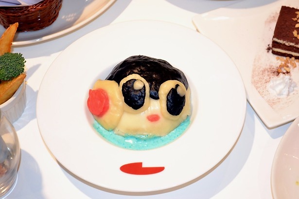 ロビの顔をかたどった「Robiまん 瞬間スモーク」(550円)