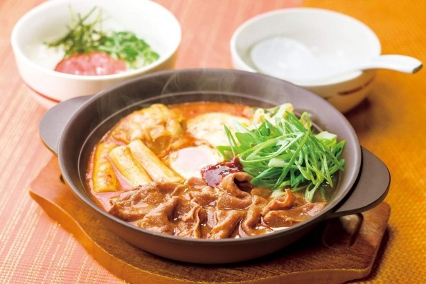 「牛肉の特製本格辛口チゲ」(税抜799円)は、牛肉と寄せ豆腐、野菜、キムチ、卵、トッポギを入れて煮込んでいる
