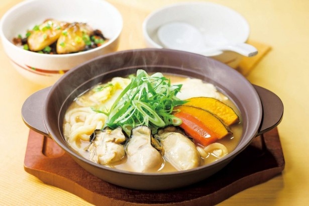 広島産の大粒カキとたっぷりの野菜が入った「広島産牡蠣の味噌ちゃんこ鍋」(税抜799円)。かきのだしがきいたスープが美味！